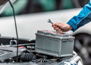 Batería de auto descargada: causas más comunes y cómo evitarlo